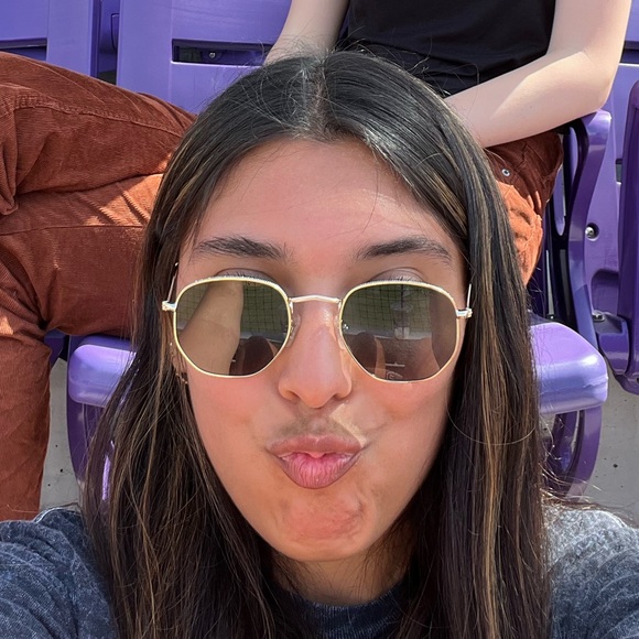 Meet your Posher, Camila - Picture 2 of 2